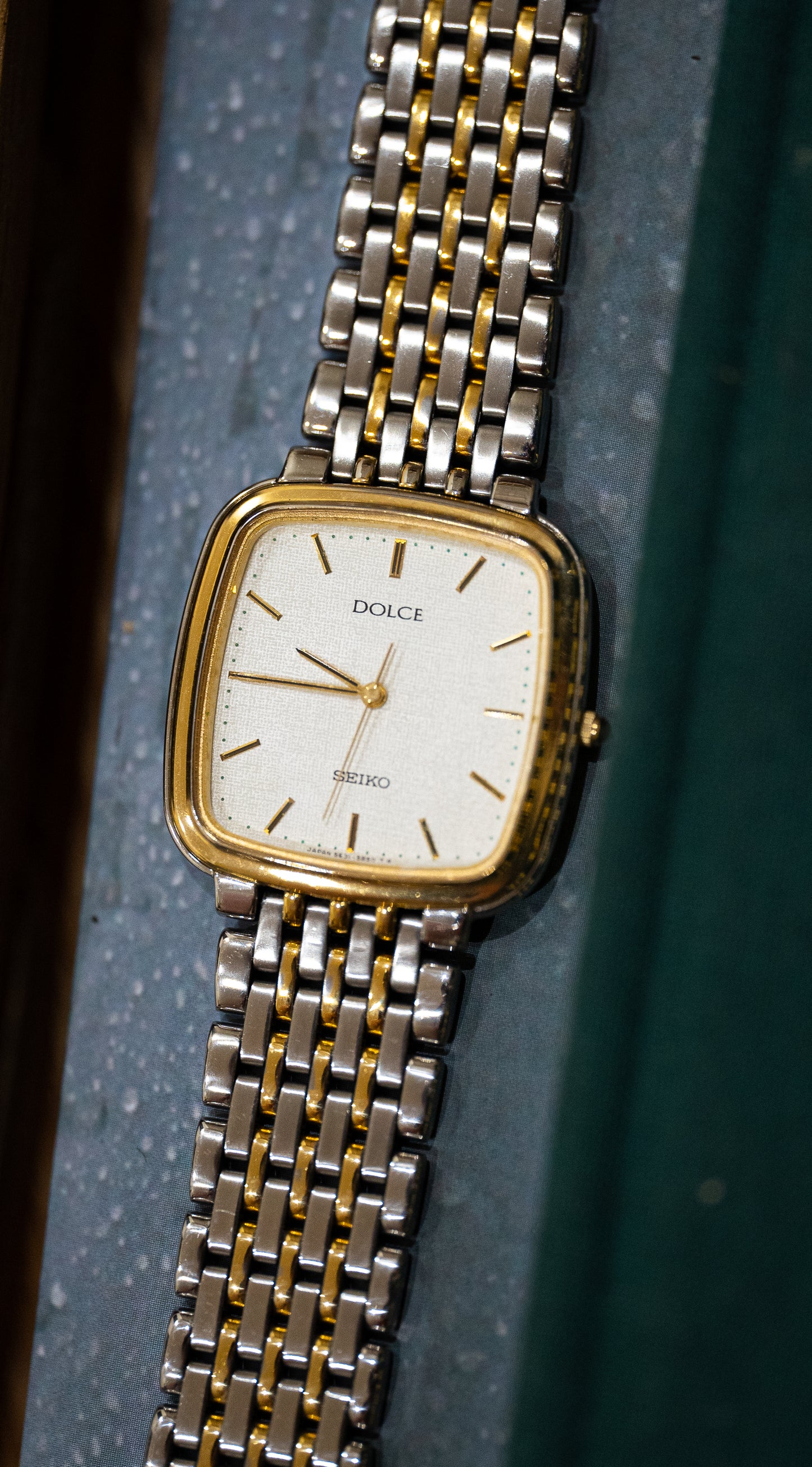 Two Tone Cushion Seiko Dolce