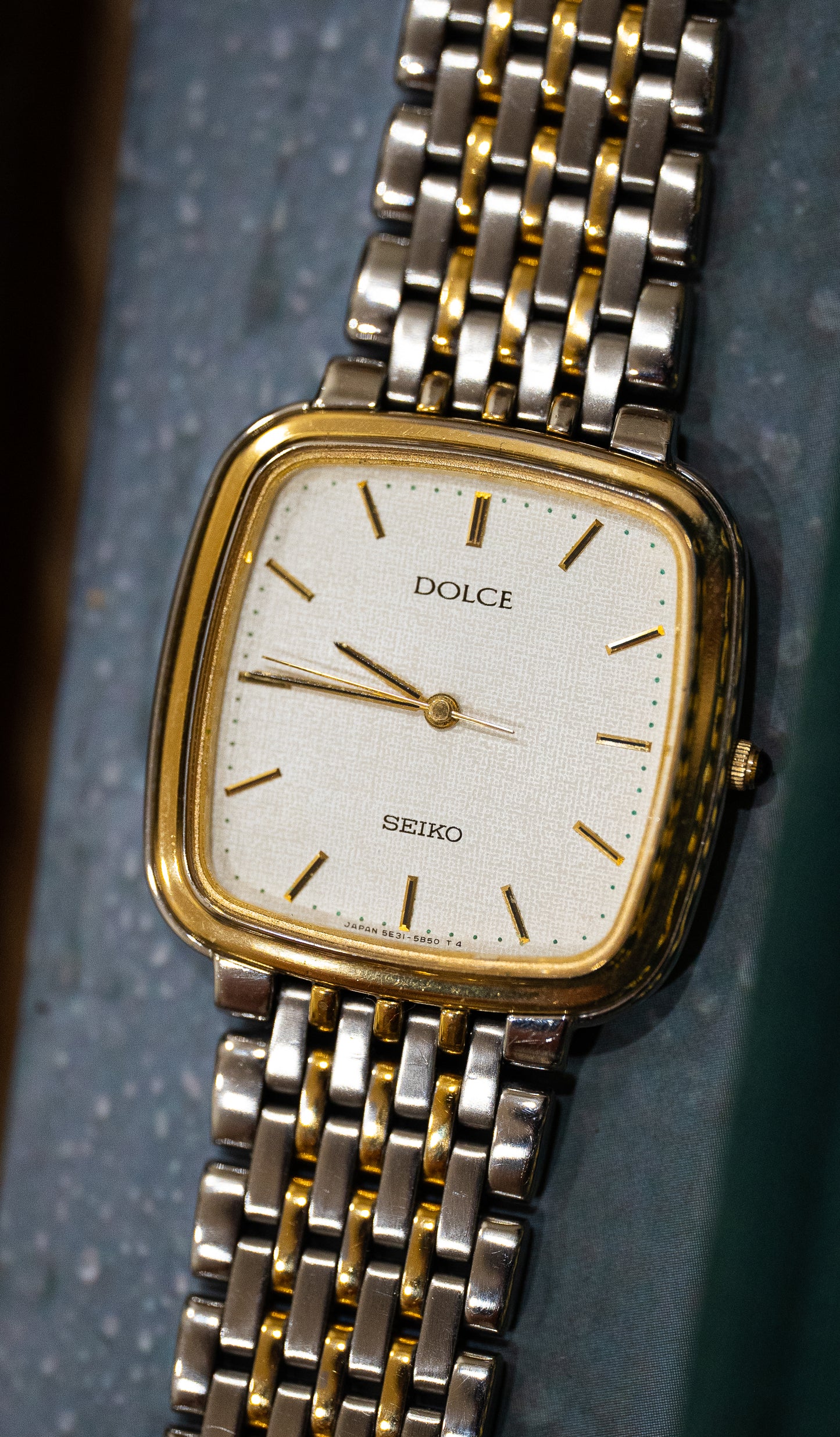 Two Tone Cushion Seiko Dolce