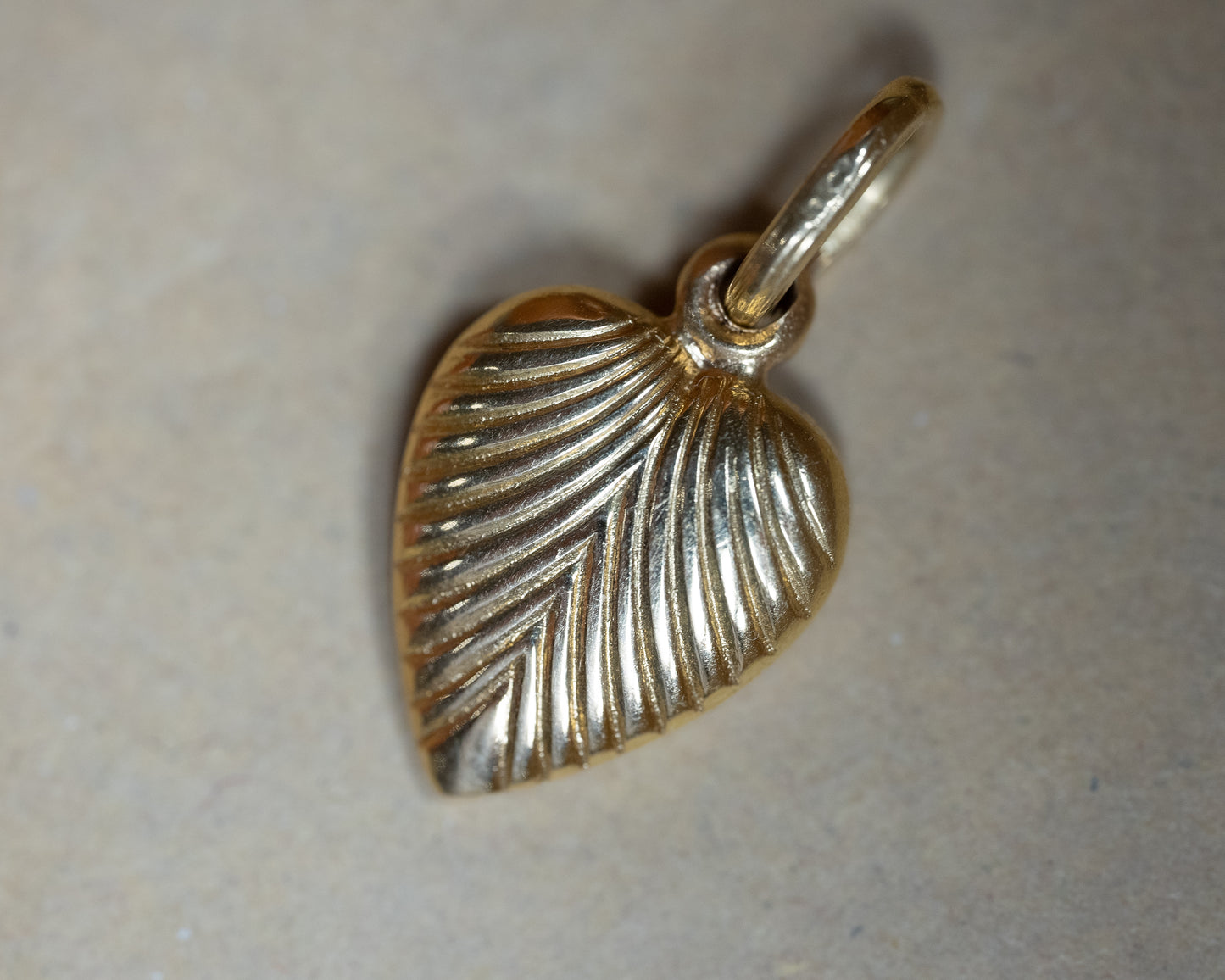 18kt Ribbed Heart